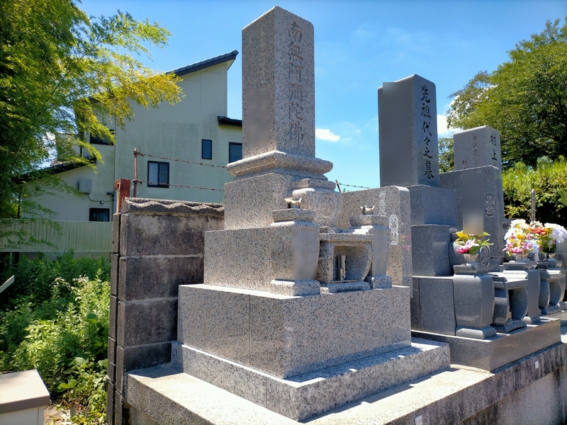 岡崎市の六名町の町内墓地にて岡山県産、万成石で製作した和型8寸角DX墓石を建立してまいりました。 愛知県岡崎市のお墓専門(株)近藤石材店