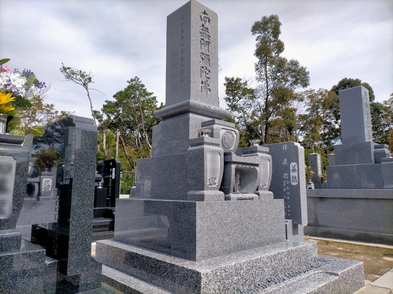 岡崎市の岡崎墓園にて当社が製作した岡崎産の高級石材小呂青石の和型 