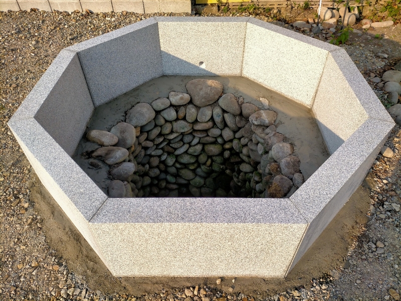 愛知県丹羽郡の大口町にて古井戸の囲いとして、2種類の井戸側を製作し